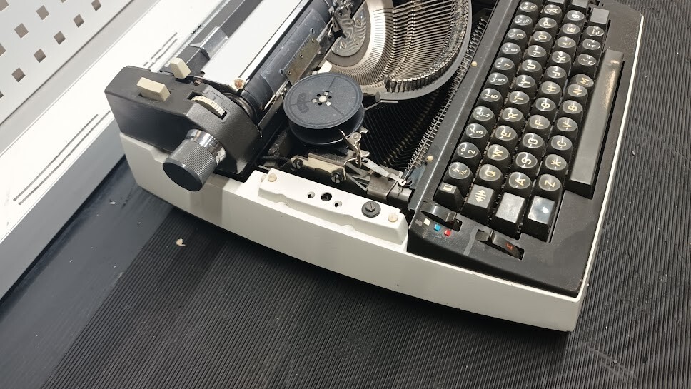 Gabriele 5000 Typewriter – Not Working, For Parts or Repair