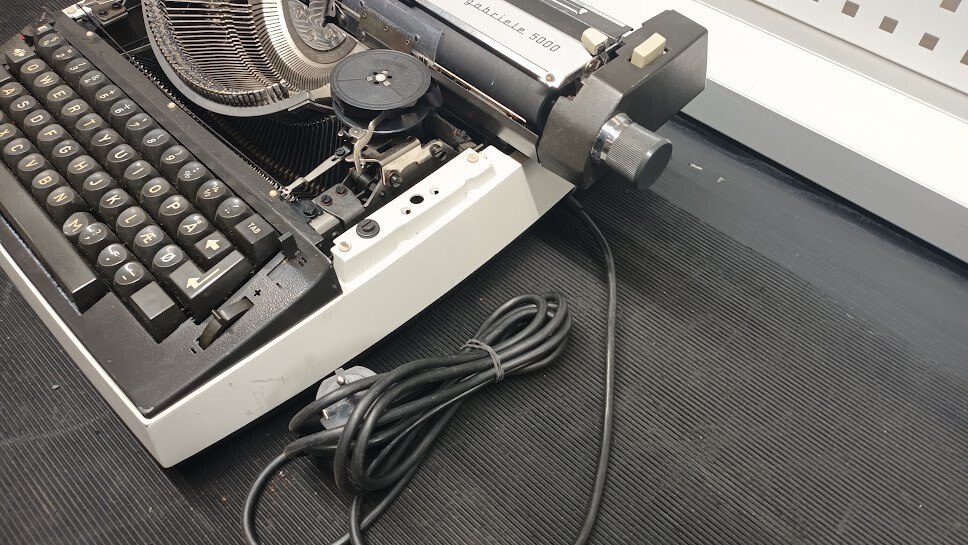 Gabriele 5000 Typewriter – Not Working, For Parts or Repair