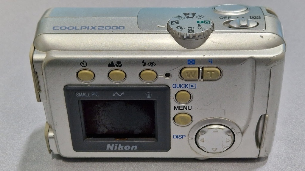 Nikon Coolpix 2000 2 MP 3x Optical Zoom f/2.8 Silver Not Working For Parts
