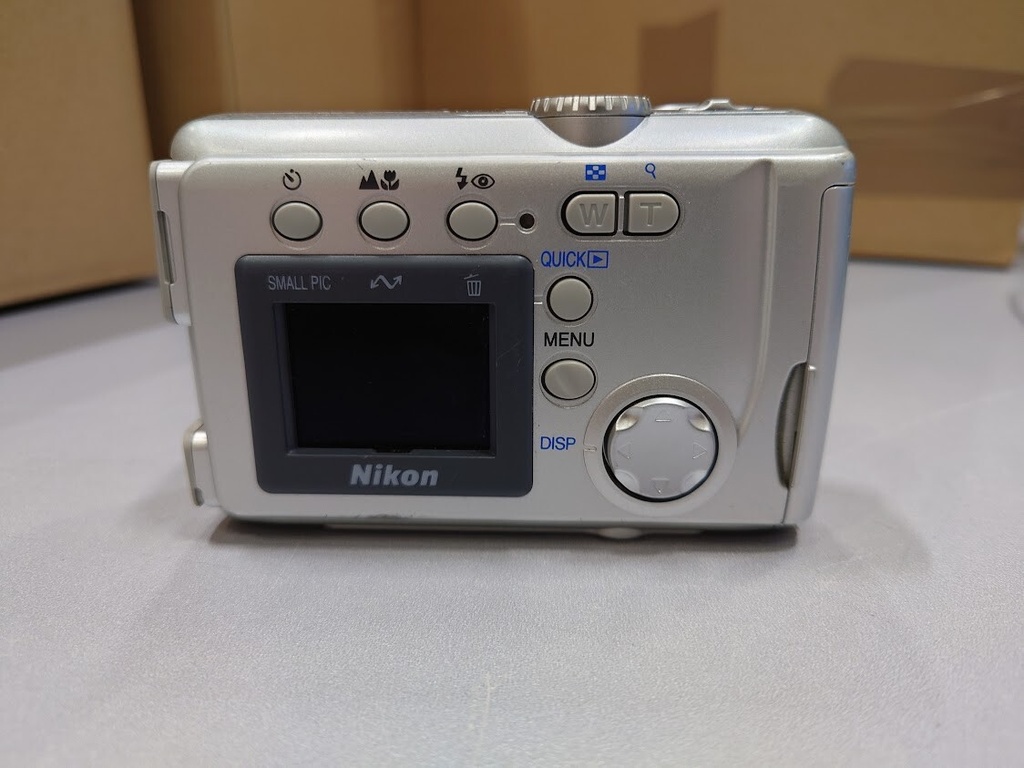 Nikon Coolpix 2000 2 MP 3x Optical Zoom f/2.8 Silver Not Working For Parts