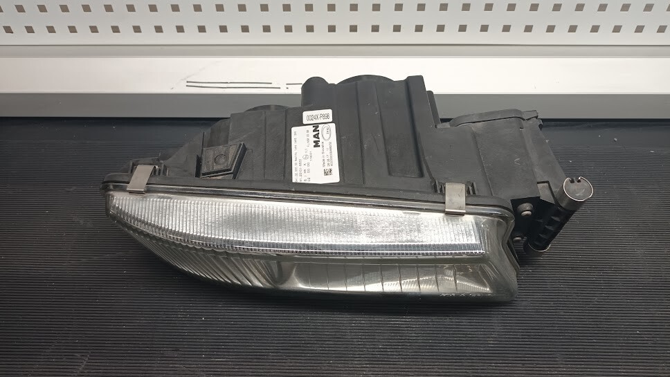 Right Fog Light Lamp MAN 641.02.000.00 – Untested, For Parts or Repair