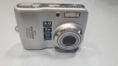 Cámara digital Nikon COOLPIX L4 4,0 MP plateada no funciona para piezas