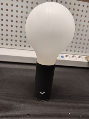 Fermob Aplo H24 IP54 Lámpara Portátil Diseño Moderno Funcionando