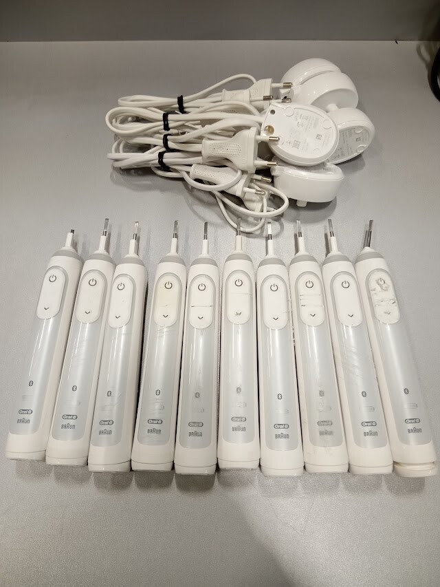 SET BESTEHEND AUS 10 Oral-B Zahnbürste iO TYPEN 3765 & 5 Ladegerät 3757 funkt...