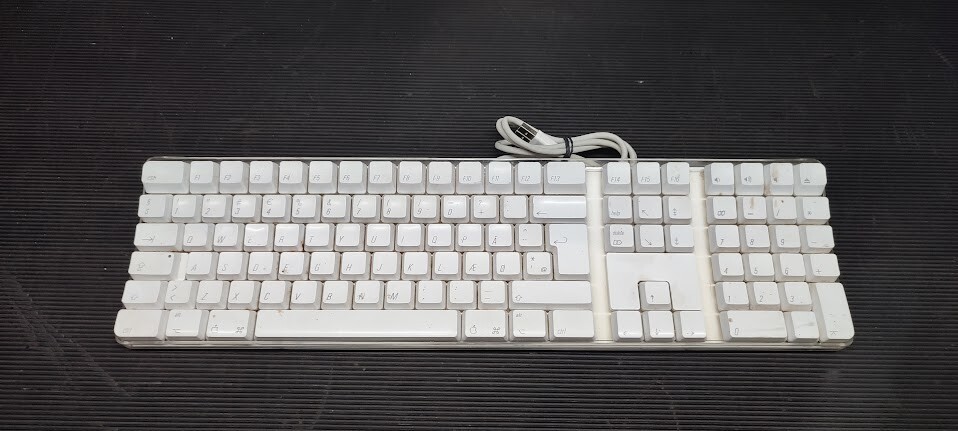 Apple Genuine Wired Keyboard w/2 USB Port A1048 Working Missing Keyboard Buttons