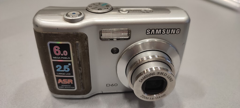 Cámara digital Samsung D60 6,0 MP plateada no funciona para piezas