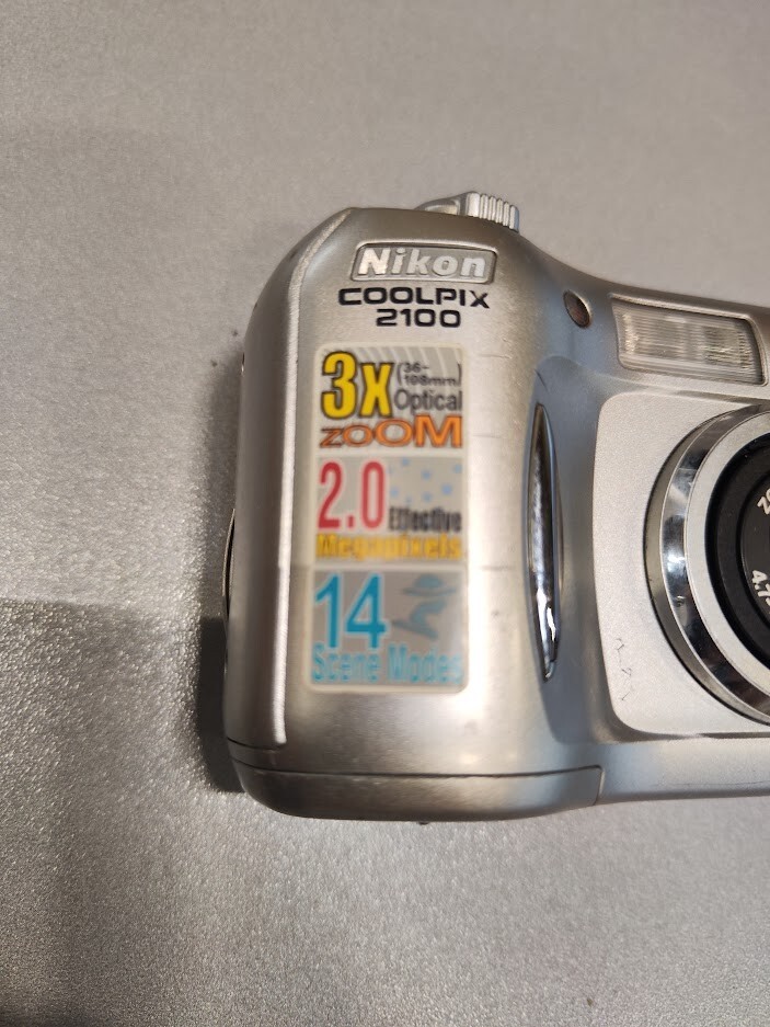 Nikon Coolpix 2100 2.0MP Digitalkamera 3X optischer Zoom funktioniert nicht