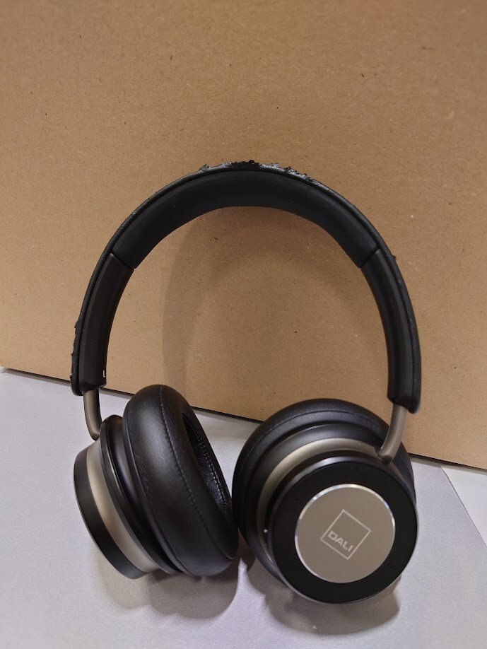 Dali IO-6 - Wireless Headphones with Active Noise Cancellation Working