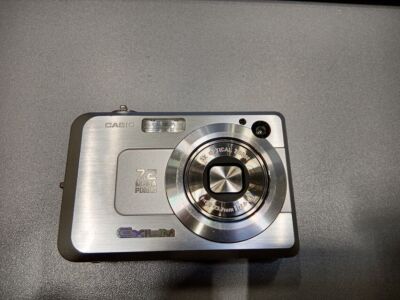 Casio Exilim EX-Z750 Kamera 7,2 MP 3x optischer Zoom f/2,8 silber...