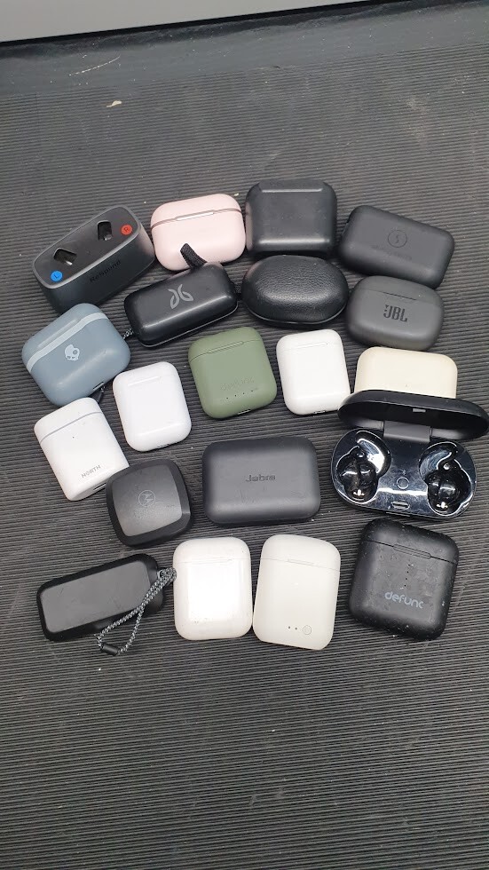 Posten von 20 verschiedenen drahtlosen Kopfhörern verschiedene Modelle für Te...