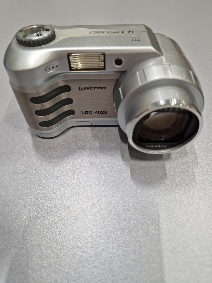 Lumicron LDC-4028 4,1-MP-Digitalkamera 8-fach optischer Zoom silber als Ersat...