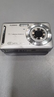 Casio Exilim EX-Z9 8.1MP Digitalkamera 3X Optischer Zoom Silber...