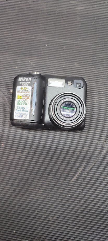 Nikon Coolpix 4300 4MP Digitalkamera 3X optischer Zoom funktioniert nicht als...