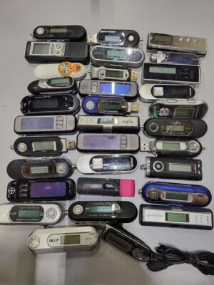 Lot of 32 Old Various Models MP3 Players Used NOT WORKING