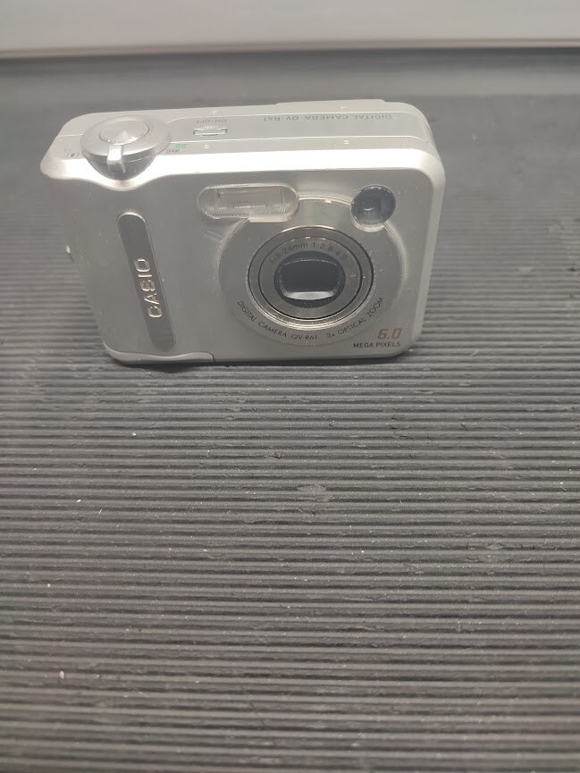 Casio QV-R61 6.0MP Digital Camera 3x Optical Zoom Silver Not Working For Parts