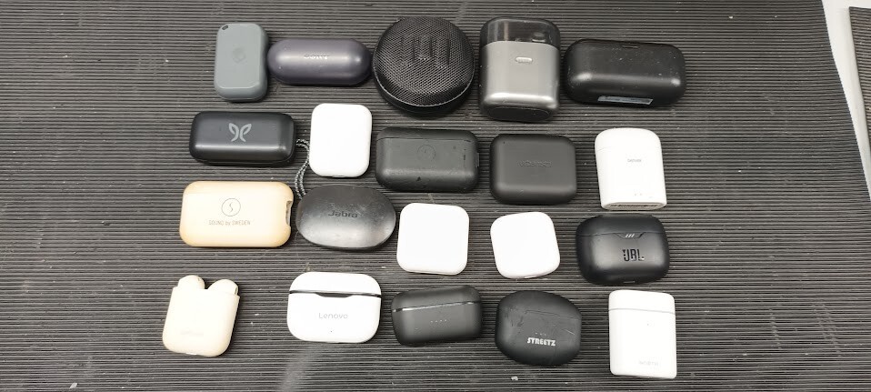 Lote de 20 diferentes auriculares inalámbricos varios modelos para piezas que...
