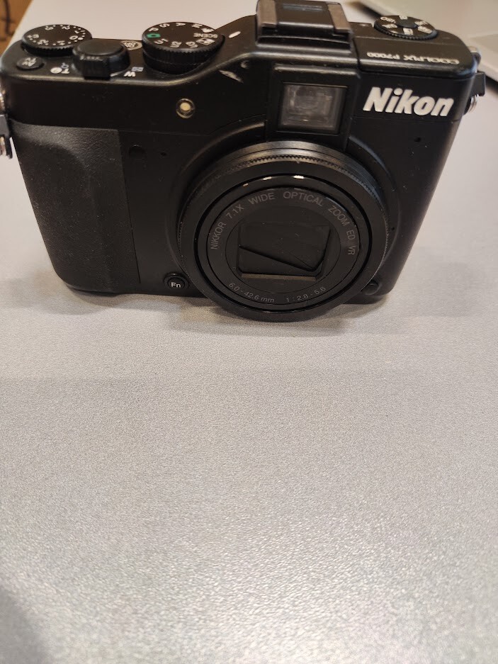 Cámara digital Nikon COOLPIX P7000 10,1 MP zoom óptico 7,1X negra usada funci...