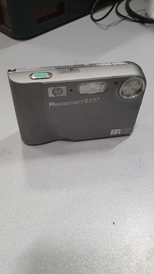 HP PHOTOSMART R827 DIGiTAL CAMERA 7.2 MEGAPIXELS 2.5" Not Working For Parts