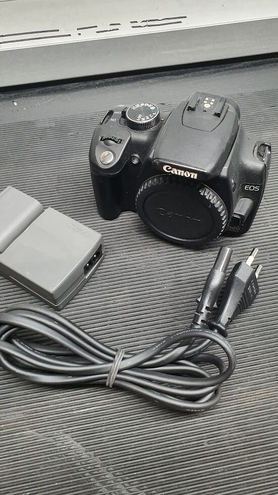 Canon Digital Rebel EOS 350D 8.0MP Digital SLR Used Working With Charger/Battery