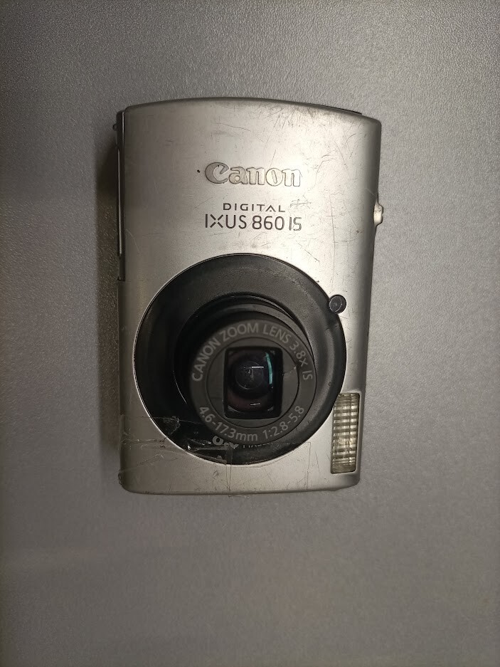 Canon Digital IXUS 860 IS 8.0MP Digital Camera Not Working Broken For Parts