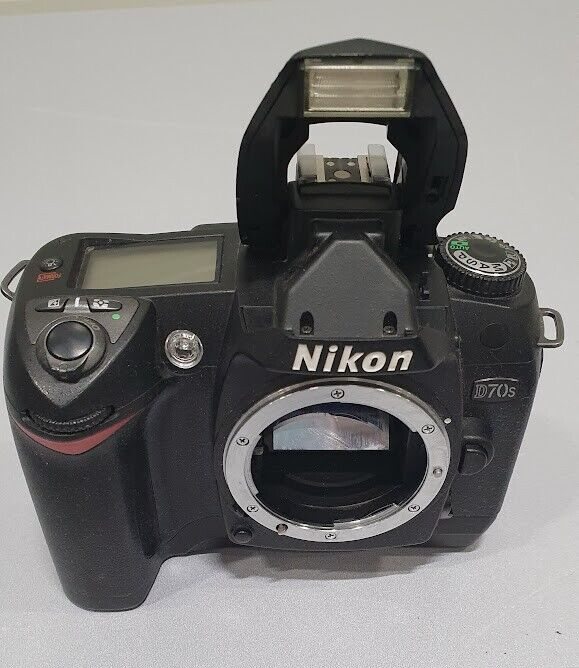 Nikon D70S 6.1 MP Digital SLR Camera Only Body Black Not Working For Parts