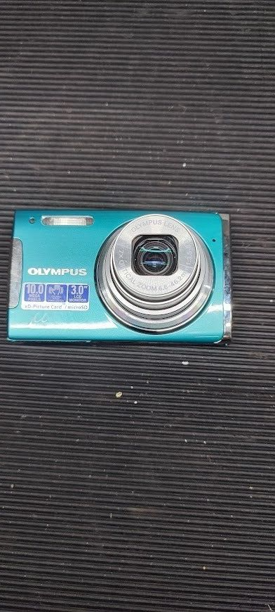 OLYMPUS mju 1060 Digital Camera Not Working For Parts