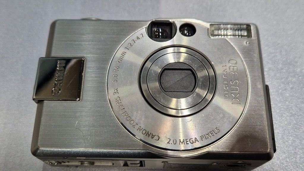 Canon IXUS 330 2.0MP Digital Camera 3X Optical Zoom Silver Not Working For Parts