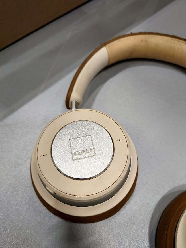 Non-Working Dali iO-4 Over-Ear Headphones – Signs of Use Brown/White For Parts