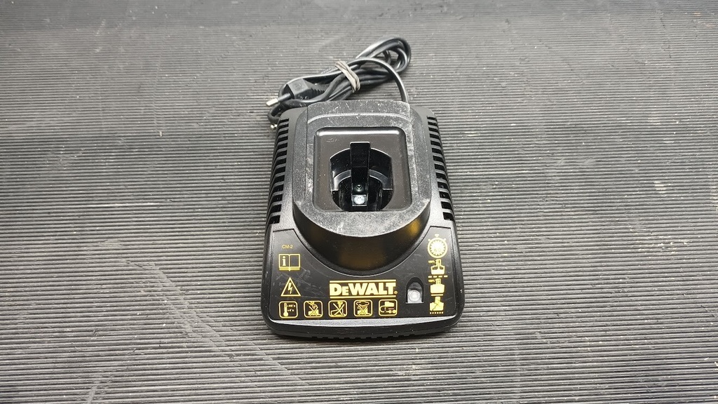 DeWalt DE9118 7.2V-14.4V Battery Charger - Used, Working, Scratches & Marks