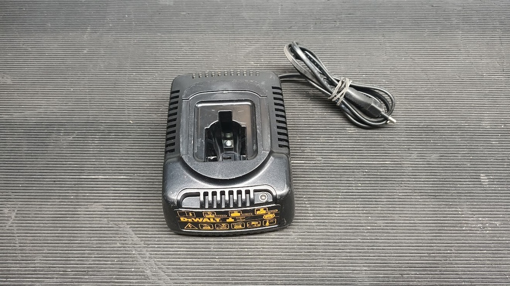 DEWALT DE9116 Battery Charger for NiMH & NiCd Black Fast Charger Used Working