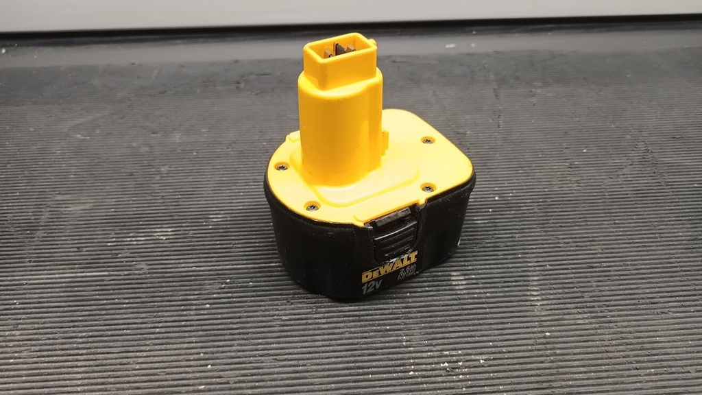 DeWalt DE9501 12V 2.6Ah NiMH Battery - Used, Working, Scratches & Marks