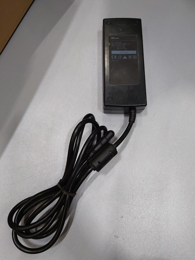 Trust 18097 Adapter 19V 5.25A Used Working Without Power Cord