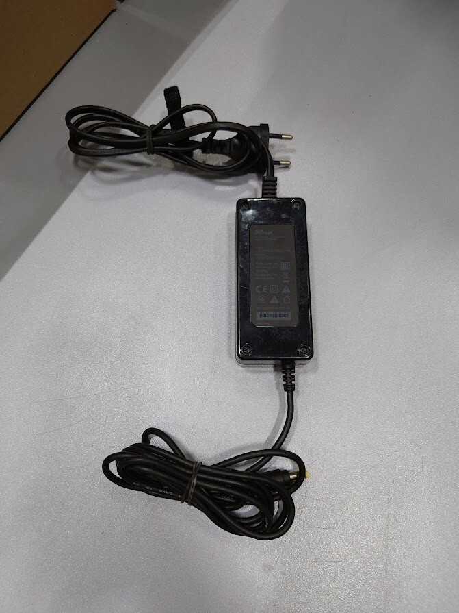 Trust 19134-03 Adapter 15/16/19.5V 3.6A Used Working Without Power Cord