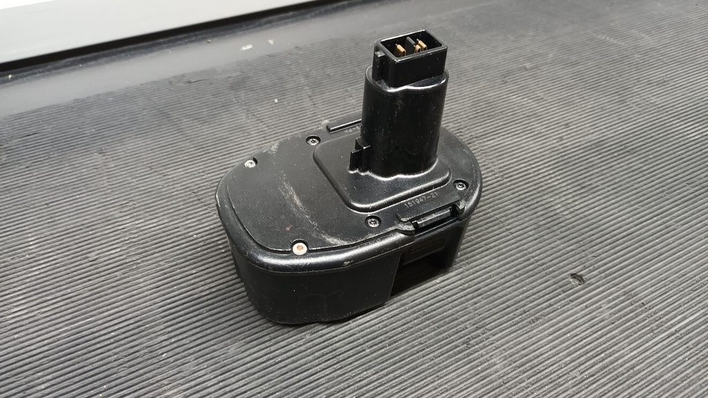 DeWalt DE9089 14.4V 2Ah Battery Pack – Used, Fully Working, Scratches and Marks