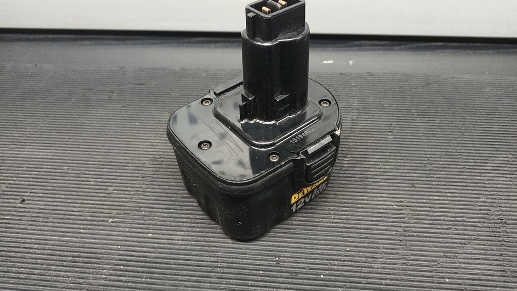 DeWalt DE9075 12V 2.4Ah Battery Pack - Not Working, For Parts or Repair, Used