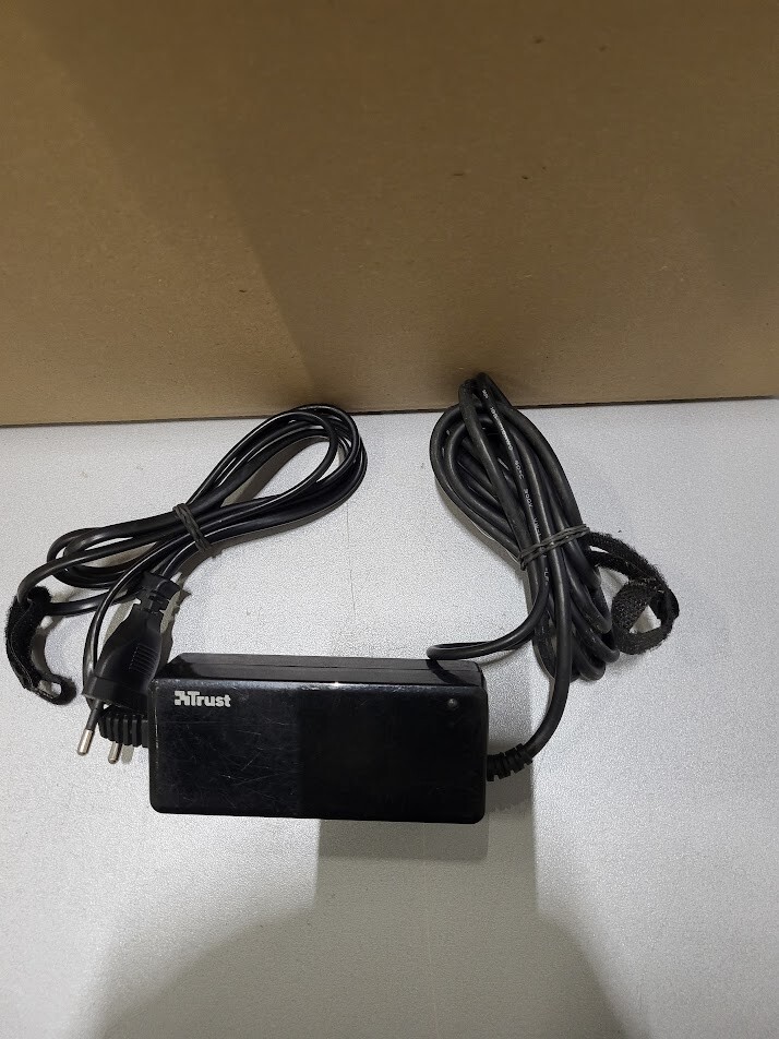 Trust Universal AC Adapter 17559-03 - 15/16/19.5V, 3.6A Fully Working