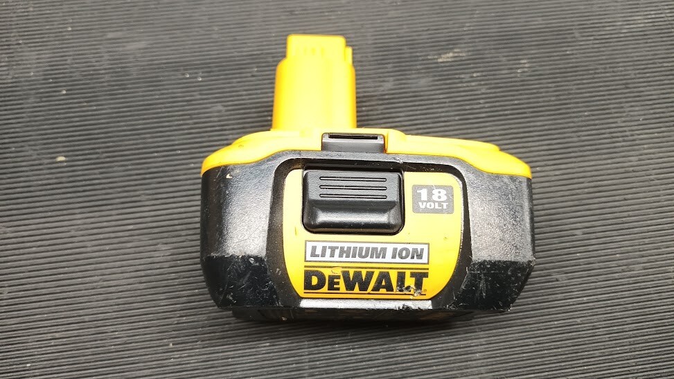 Used DeWalt DE9180 18V XRP Li-Ion Battery - Not Working, Has Scratches And Marks